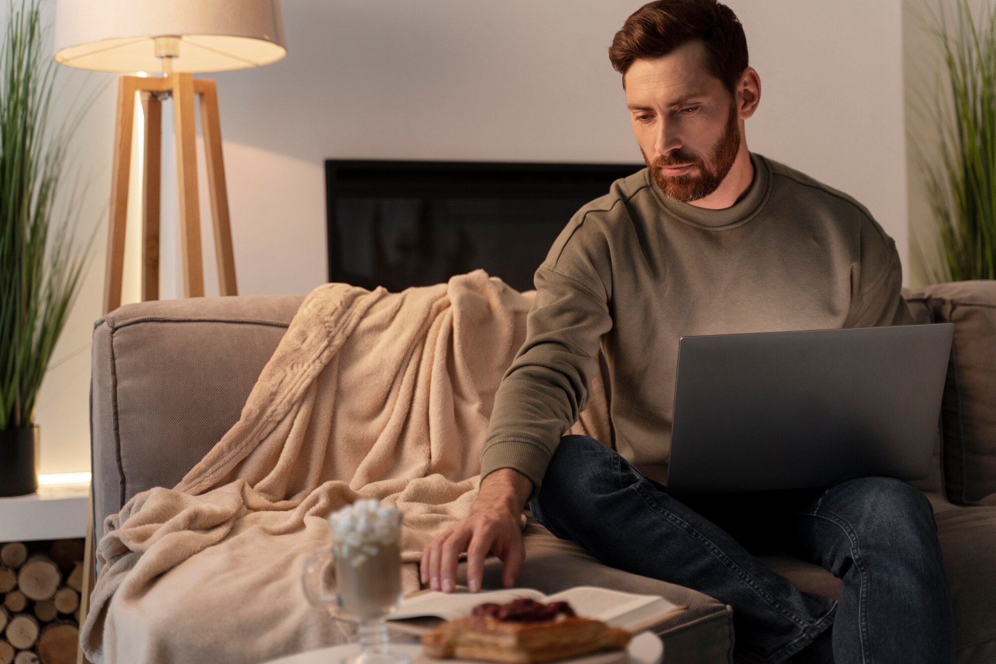 Hombre mayor activo, caminando al amanecer en paisaje natural de Costa Rica